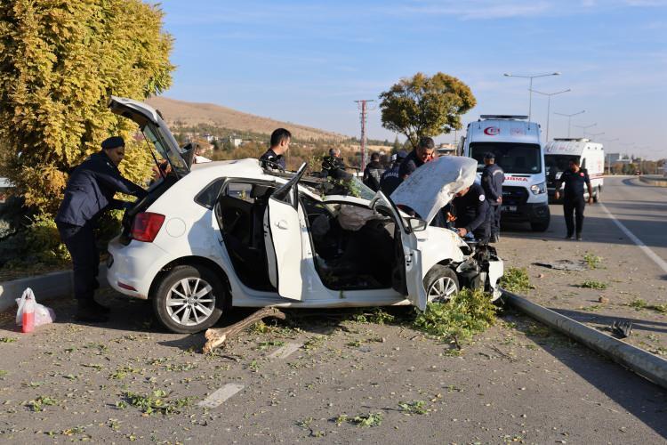 <p><strong><span style="color:rgb(178, 34, 34)">ELAZIĞ’DA Kİ FECİ KAZADA ANNE VE OĞLU ÖLDÜ</span></strong></p>

<p>Elazığ’da meydana gelen trafik kazasında 7 aylık Muaz Tütünen ve 41 yaşındaki anne Songül Tütünen hastanede yapılan tüm müdahalelere rağmen kurtarılamayarak hayatını kaybetti.</p>

<p> </p>
