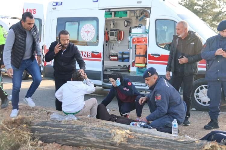 <p>Kaza, sabah Elazığ-Malatya karayolu Hankendi mevkiinde meydana geldi. Edinilen bilgiye göre, G.B. idaresindeki 12 ACL 258 plakalı otomobil, sürücüsünün direksiyon hakimiyetini kaybetmesi sonucu refüjde bulunan aydınlatma direği ve ağaçlara çarptı. Kazada araçta bulunan 1 bebek, 1 çocuk ağır olmak üzere toplamda 6 kişi yaralanmıştı. Hastaneye kaldırılan yaralılardan 7 aylık Muaz Tütünen ve 41 yaşındaki anne Songül Tütünen hastanede yapılan tüm müdahalelere rağmen kurtarılamayarak hayatını kaybetti.</p>
