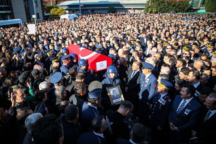 <p>Azerbaycan-Gürcistan sınırında düşen askeri kargo uçağında şehit olan Hava Pilot Binbaşı Serdar Uslu'nun cenazesi, Bursa'nın Yenişehir ilçesinde defnedildi. Uslu'nun naaşı, buradaki karşılama töreni sonrası cenaze namazının kılınacağı Aydınlar Camisi'ne götürüldü. Uslu'nun naaşı, kılınan cenaze namazının ardından Yenişehir Şehitliği'nde toprağa verildi.</p>
