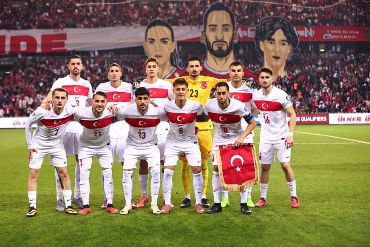 <p>2026 Dünya Kupası'na katılma yolunda Bulgaristan ve İspanya karşısında kritik maçlara çıkacak A Milli Takım'ın ihtimallerini yapay zeka hesapladı.</p>
