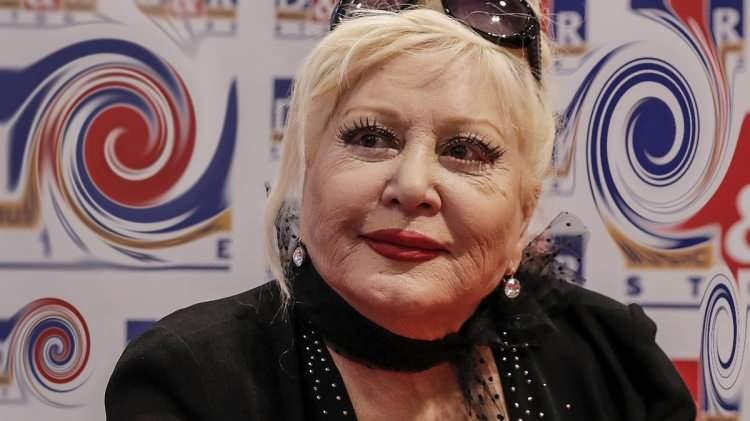 <p>Yıllar boyunca sahnelerde güçlü sesiyle fırtınalar estiren Abacı, “Kimseye Etmem Şikayet”, “Sensiz Saadet Neymiş” ve “Ah Bu Şarkıların Gözü Kör Olsun” gibi klasikleşmiş eserlerle Türk müziğine damga vurmuştu.</p>

<p>Usta sanatçının ölüm haberinin ardından birçok ünlü isim, sosyal medya hesaplarından taziye mesajları paylaştı.</p>
