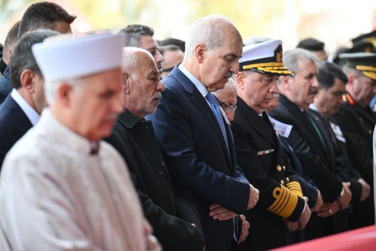 <p>Azerbaycan-Gürcistan sınırında düşen askeri kargo uçağında şehit olan Hava Pilot Üsteğmen Cüneyt Kandemir, Hava Uçak Bakım Astsubay Kıdemli Başçavuş Ümit İnce ve Hava Ulaştırma Uzman Çavuş Cem Dolapci için Ankara'da Ahmet Hamdi Akseki Camisi'nde cenaze töreni düzenlendi. Cenaze törenine TBMM Başkanı Numan Kurtulmuş ve Deniz Kuvvetleri Komutanı Oramiral Ercüment Tatlıoğlu da katıldı.</p>
