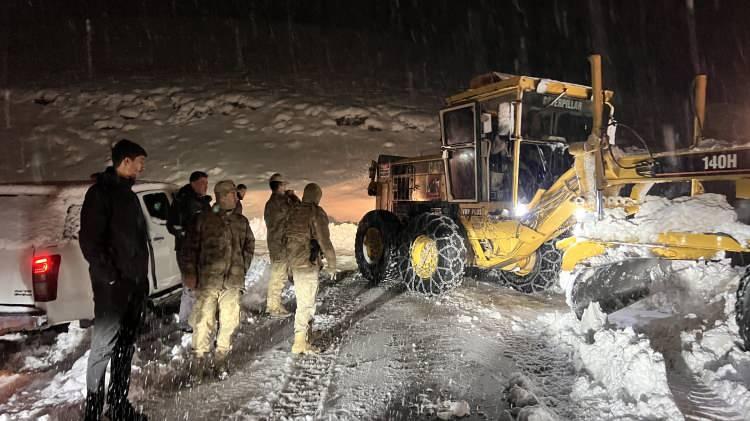 <p><span style="color:rgb(33, 37, 41)">Meteoroloji Genel Müdürlüğü’nün uyarısının ardından Yüksekova ilçesinde kar ve tipi etkili oldu.</span></p>
