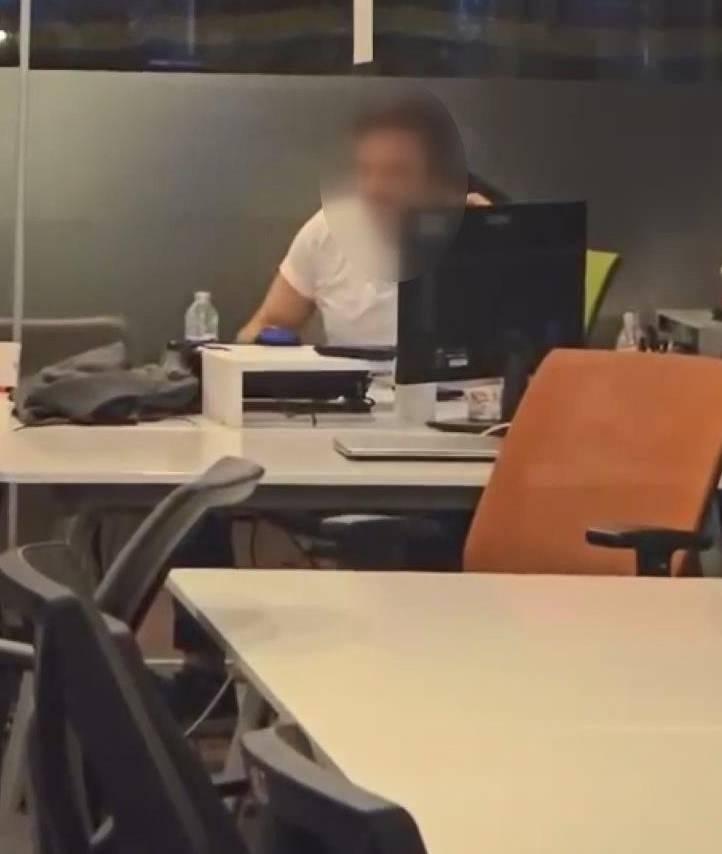 <p>Kemal S., yaklaşık yarım saat sonra binadan çıkarılarak emniyete götürüldü.</p>
