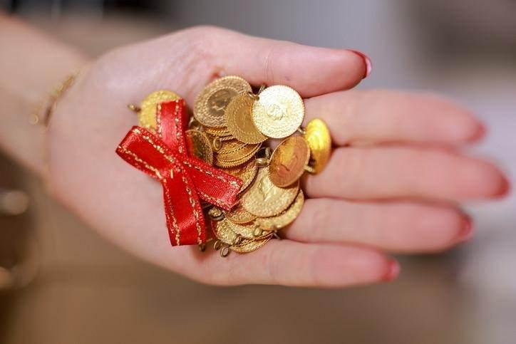 <p><strong>Altın nereye gidiyor?</strong><br />
<br />
Uluslararası piyasalarda ons altın fiyatının 4.238 dolar seviyesinde ve yüzde 1 yükselişte olduğunu vurgulayan Memiş, <strong>"Bu hafta bir yükseliş olacak. 4.150 dolar, 4.180 dolar seviyesine kadar yükselebilir. Ama dikkat edin dalgalanmaya. Tekrar buradan kar satışıyla karşı karşıya kalabilirsiniz"</strong> diyerek tüm yatırımcıları uyardı.</p>
