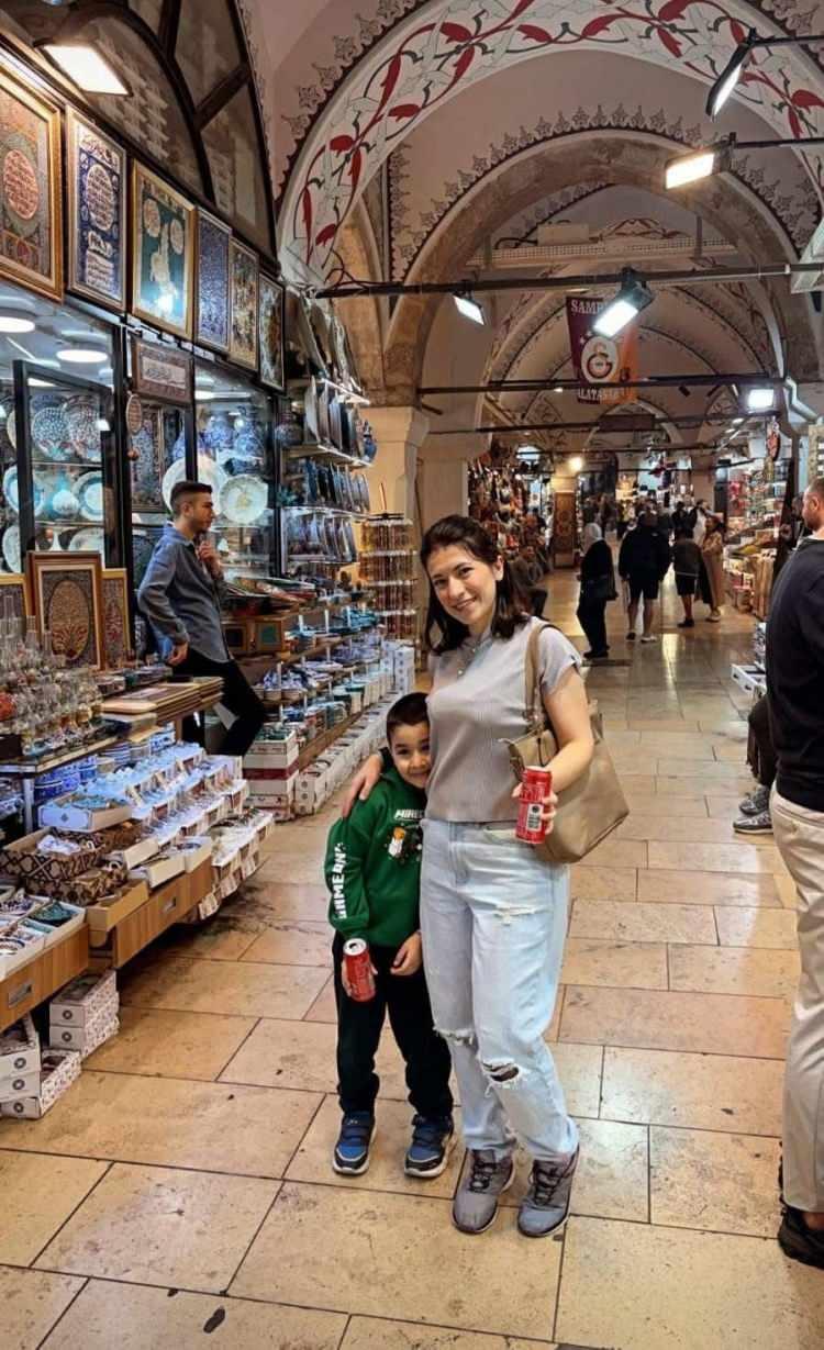 <p>Otelde anne Çiğdem Böcek'in kızının hareketsiz yattığını görmesi üzerine olay yerine çağrılan sağlık ekiplerince tüm aile bireyleri hastaneye kaldırılmış, İl Sağlık Müdürlüğünce de soruşturma başlatılmıştı. Taksim Eğitim ve Araştırma Hastanesi'nde tedavisi süren Çiğdem Böcek, 14 Kasım'da yaşamını yitirmiş, olaya ilişkin gözaltılar olmuştu.</p>
