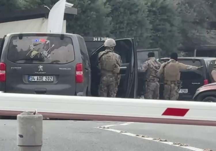 <p><span style="color:#B22222"><strong>'BURAYA GELECEK EŞİMDEN ÖZÜR DİLEYECEK'</strong></span></p>

<p>Kemal S., "Merdivenlerden yukarı çıktım ve en sağda en arkada boş olan masaya oturdum. Sakinleşmem için kahve söylediler. Kahve içerken elimi masaya vurarak 'O buraya gelecek eşimden özür dileyecek ve ben de buradan gideceğim' dedim. Ben bu alanda kimseye silah çekmedim; doğrultmadım ve korkutmadım. Onlarla bir derdimin olmadığını söyledim. Bana sakin kalmamı söylediler. Benim amacım eşimden özür diletmek ve şahsı korkutmaktı. Bu şahıs aynı zamanda benim eşimden önce çalışan 2 bayana yine aynı şekilde hakaretlerde bulunmuş ve kimse bu konu hakkında bu şahsa birşey yapmamış. Üçüncüsü de benim eşime denk geldi" dedi.</p>
