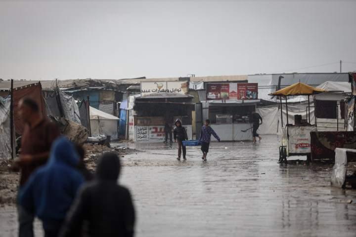 <p>Derme çatma çadırlarda kalan Filistinliler, bu sabah başlayan yağmur nedeniyle zor anlar yaşadı.</p>
