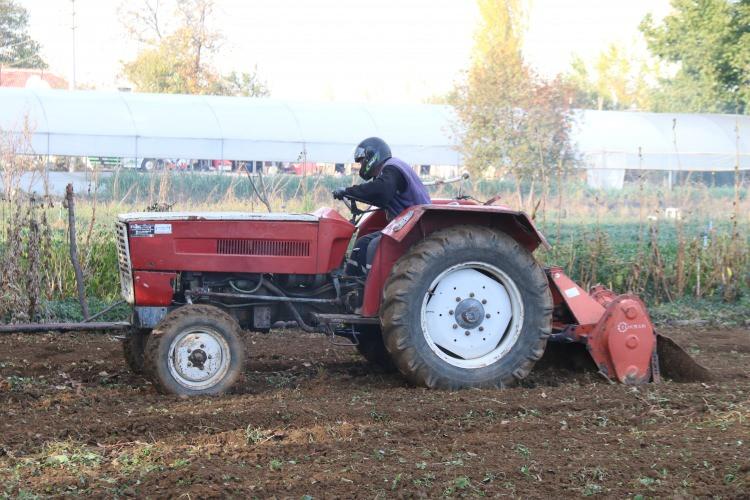 <p><span style="color:#A52A2A"><strong>"KASKLA KAFAYI KORUYORSUN"</strong></span></p>

<p> </p>

<p><strong>Önce iş güvenliğini sağladık. Bundan sonra hep böyle kullanmak lazım. En ufak hasarda garantisi var. Kaskla kafayı koruyorsun. Sonuçta traktörün arkasında çapa var, kafana taş gelebilir. </strong></p>
