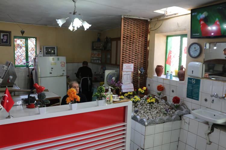 <p><span style="color:#B22222"><strong>TURİSTLERİN İLGİSİNİ ÇEKİYOR</strong></span></p>

<p>Mezarın, turistlerin de ilgi odağı haline geldiğini söyleyen Ayverdi, "<strong>Gelen müşteri yemeğini yerken bakıyor ve ‘Burası mezar mı?' diyor. İlk önceleri ağacı görünce ‘Bina için ne güzel kesmemişsiniz’ diyorlardı. Mezar olduğunu söylüyorduk. Onlar da bir dua edip gidiyorlardı. 30 yıldır buradayız, bereketi illa ki oluyor. Burası biraz sapak kalıyor. Buraya Antalya’dan İstanbul’dan insanlar geliyor. Merak edip ziyaret ediliyor. Duyan da ondan ona söylüyor. Gelen turistler de oluyor. Buralar biraz daha eski yerleşim olduğu için meraktan ziyaret ediyorlar. Turistler de yavaş yavaş gelmeye başladı.</strong>" diye konuştu.</p>
