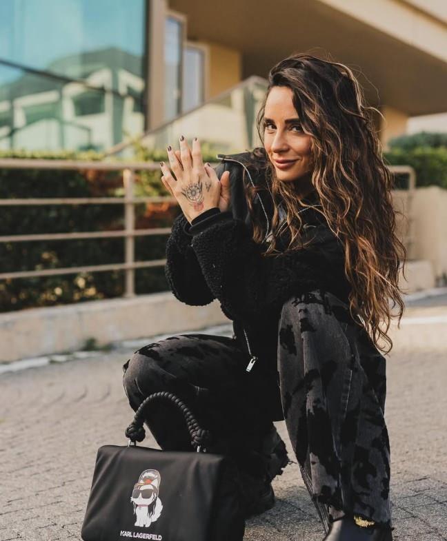 <p><span style="color:#FF0000"><strong>SOSYAL MEDYA HESABINDAN PAYLAŞTI</strong></span></p>

<p><strong>Çevredekilerin yardımıyla sahile çıkarılan Yürük, telefonunun çalışmadığını belirterek "İstanbul’a dönüş öncesi sahilde kahve içelim dedik, telefonumu denize düşürdüm. Arkadaşımın yedek telefonunu aldım ama şifrelerimi hatırlamıyorum" ifadelerini kullandı.</strong></p>
