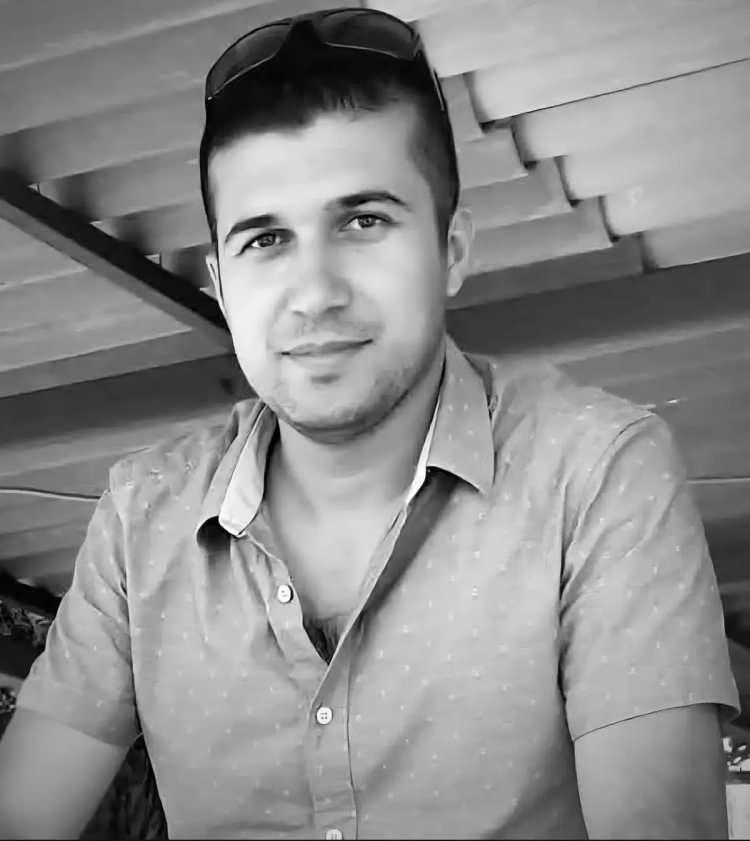 <p><span style="color:rgb(178, 34, 34)"><strong>HAVA UÇAK BAKIM ASTSUBAY BAŞÇAVUŞ EMRAH KURAN</strong></span></p>

<p><strong>Şehit Hava Uçak Bakım Astsubay Başçavuş Emrah Kuran</strong>'ın Muğla Milas’taki ailesine ise şehadet haberi verilirken, “Osman Amca se n artık şehit babasının” denildi. Baba Osman Kuran ve anne Huriye Kuran gözyaşları eşliğinde acı haberi aldı.</p>
