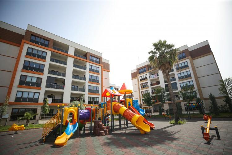 <p>Türkiye genelinde milyonlarca vatandaşı ilgilendiren "Yüzyılın Konut Projesi" için başvurular bugün itibarıyla başladı. Toplu Konut İdaresi (TOKİ) tarafından yürütülen proje kapsamında, 81 ilde dar gelirli vatandaşlara yönelik 500 bin sosyal konut inşa edilecek.</p>

<p> </p>
