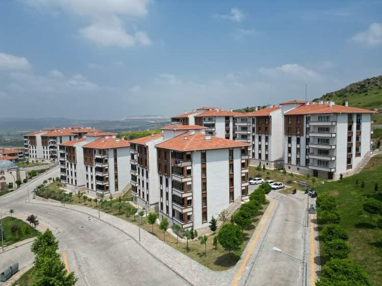 <p><span style="color:#B22222"><strong>"GENÇ" KATEGORİSİ</strong></span></p>

<p>10 Kasım 1995 ve sonrası doğumlu olup 18–30 yaş aralığında olanlar başvurabilir.<br />
 </p>

<p><span style="color:#B22222"><strong>"ÜÇ VE DAHA FAZLA ÇOCUKLU AİLELER"</strong></span></p>

<p>19.12.2007 tarihinden sonra doğmuş, 18 yaşından küçük en az 3 çocuk için bakmakla yükümlü olan aileler bu kontenjandan yararlanabilir.</p>
