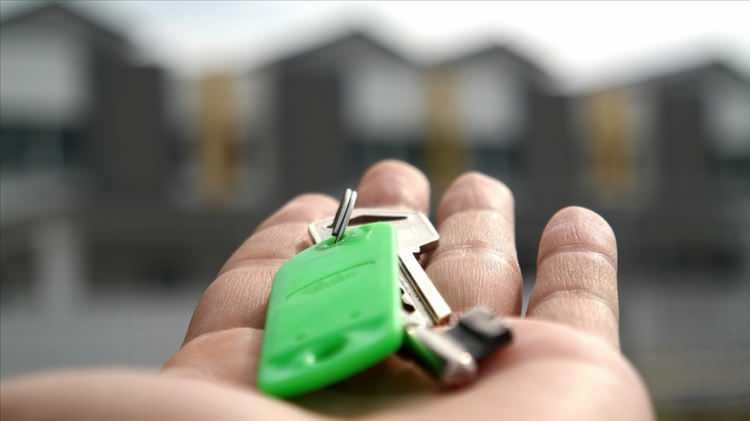 <p><span style="color:#B22222"><strong>BİR HANE HALKI ADINA KAÇ BAŞVURU YAPILABİLİR?</strong></span></p>

<p>Bir hane halkı adına (kişi ve eşi) yalnızca 1 başvuru yapılabilir. Sehven ikinci başvuru yapılması halinde ikinci başvuru iptal edilir.<br />
 </p>

<p><span style="color:#B22222"><strong>KONUT TİPİ SEÇİLEBİLİR Mİ?</strong></span></p>

<p>Hayır. Konut tipi kura ile belirlenecek.</p>
