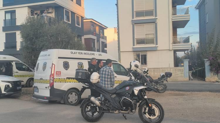 <p>Bunun üzerine adrese Antalya Emniyet Müdürlüğü Asayiş Şube Müdürlüğü Cinayet Büro Amirliği, Olay Yeri İnceleme ekipleri sevk edildi.</p>
