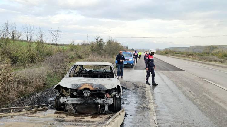 <p><strong>"Birden alev aldı. Alev almasıyla inmem bir oldu. Alev büyüdü ve ben de arabayı sağa çekip, kendimi dışarı attım. </strong></p>
