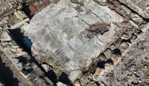 <p>Marmara Bölgesi'ndeki yağışların azalmasının ardından bölgenin en büyük doğal kaynağı olan Sapanca Gölü'nde yaşanan kuraklık nedeniyle gün yüzüne çıkan tarihi yapı, daha da görünür oldu. </p>
