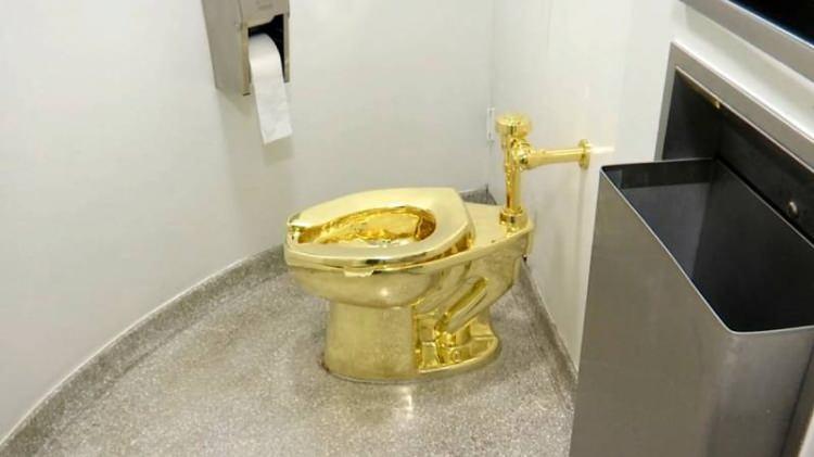 <p>Tamamı altından yapılması nedeniyle güvenlik önlemleriyle saklanan klozet, müzayede salonunda da dikkat çekici bir ilgiyle karşılaştı.</p>
