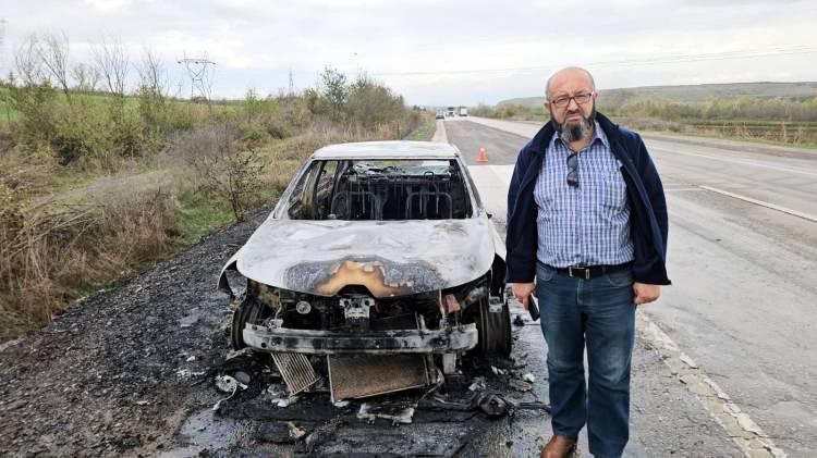 <p><strong><span style="color:rgb(178, 34, 34)">“BİRDEN ALEV ALDI, KENDİMİ DIŞARI ATTIM”</span></strong></p>

<p>Mehmet Gündoğan, aracındaki elektrik arızasını göstermek için yola çıktığını belirterek, şunları söyledi;</p>
