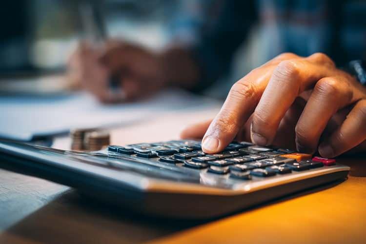 <p><strong>Genel Sağlık Sigortası (GSS) Primleri</strong></p>

<p>GSS primleri de yeni asgari ücrete göre yeniden belirlenecek. Sağlık hizmetlerinden yararlanmak isteyen bireylerin, brüt asgari ücretin yüzde 3'ü oranında prim ödemesi gerekecek.</p>
