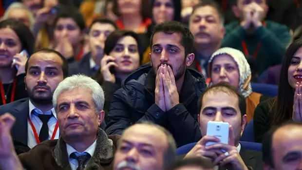 <p><span style="color:#FF0000"><strong>15 BİN ÖĞRETMEN ATAMA SONUÇLARI NE ZAMAN AÇIKLANACAK?</strong></span></p>

<p> </p>

<p>Atama sonuçları 24 Kasım Öğretmenler Günü'nde belli olacak.</p>

<p> </p>

<p>Milli Eğitim Bakanlığı, yeni sözleşmeli öğretmenlerin göreve başlama tarihi olarak 19 Ocak 2026'yı işaret etti.</p>

<p> </p>
