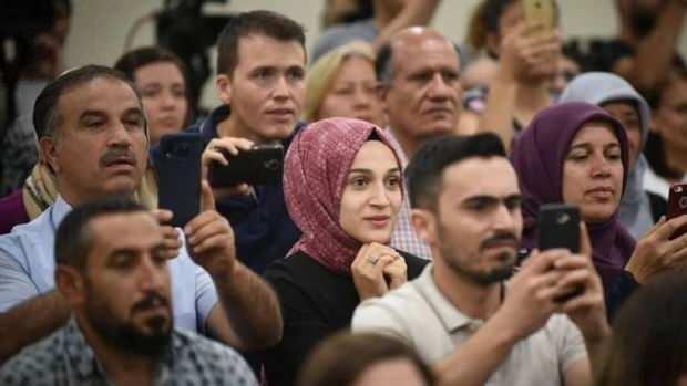 <p>Sözleşmeli öğretmenlik atama tercih başvuruları heyecanlı bekleyişin ardından başlıyor. Öğretmen adayları  15 bin öğretmen ataması tercih başvuruları 17 Kasım 2025 tarihinde başlayacak. Tercih başvuruları, kişisel e-Devlet kullanıcı adı ve şifresi kullanılarak internet üzerinden yapılacak. 2025 Yılı Sözleşmeli Öğretmenlik Tercih ve Atama Kılavuzu doğrultusunda başvurular 21 Kasım'da son bulacak. Atama tercihleri ise e-devlet kullanıcı adı ve şifreleri ile elektronik ortamda gerçekleştirilecek. Adaylar tercih başvurularını onaylatmak üzere herhangi bir ilçe ya da il millî eğitim müdürlüğüne gitmeyecek. Peki, 15 bin öğretmen ataması tercihleri nasıl yapılacak?</p>
