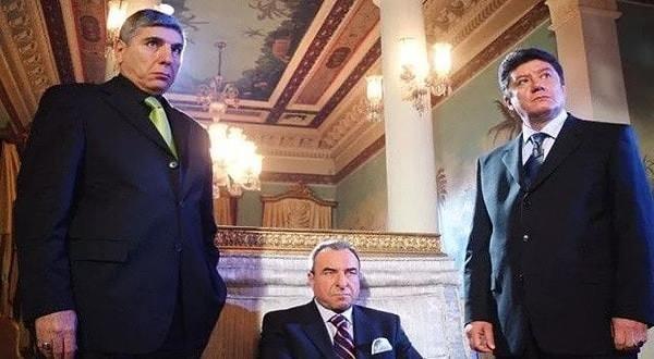 <p><strong>Aslan Bey, Karahanlı, Çakır, Tombalacı, Testere ve Kılıç gibi nice karakteri ekranlara taşıyan yapımda Abuzer Kömürcü ve oğlu Erdal Kömürcü'yü unutmak mümkün değil.</strong></p>
