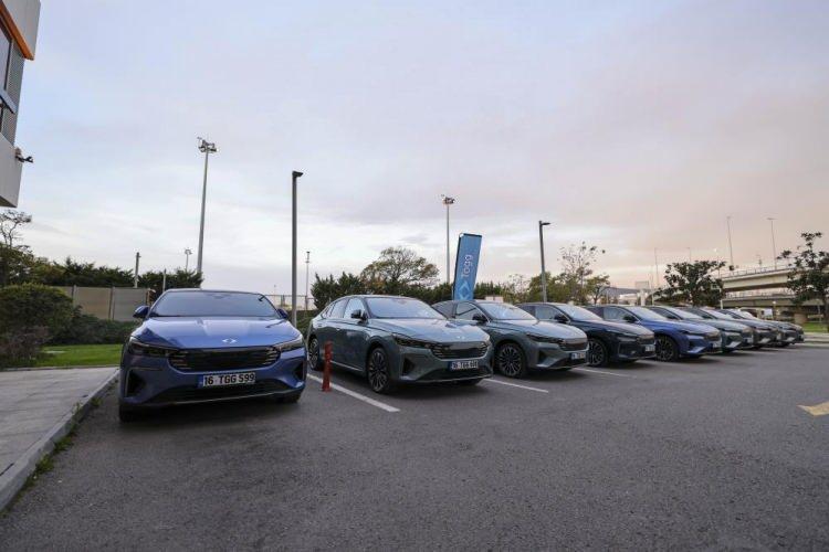 <p>Bağlantılı Teknolojiler - Araç içi sosyal kamera, yüksek hızlı internet, Wi-Fi hotspot, Snapdragon işlemcili kokpit, Aerodinamik - 0.24 sürtünme katsayısı</p>
