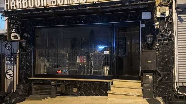 <p>NE OLMUŞTU?</p>

<p>Almanya'dan 9 Kasım'da İstanbul'a gelen ve Fatih'te bir otelde konaklayan Servet ve Çiğdem Böcek ile çocukları Kadir Muhammet ve Masal, mide bulantısı ve kusma şikayetleri üzerine 12 Kasım'da hastaneye kaldırılmış, çocuklar müdahaleye rağmen kurtarılamamıştı.</p>

<p> </p>

<p>Ailenin kaldığı otelde konaklayan iki turist de bulantı ve kusma şikayetiyle aynı hastanede tedavi altına alınmıştı. Aynı odada konaklayan ve refakatçi olarak hastaların yanında bulunan üçüncü kişi, kalp atış hızının düşük olması nedeniyle tetkik amaçlı hastaneye yatırılmıştı.</p>

<p> </p>

<p>Soruşturma kapsamında polis ekiplerinin yaptığı incelemenin ardından otel mühürlenmişti.</p>
