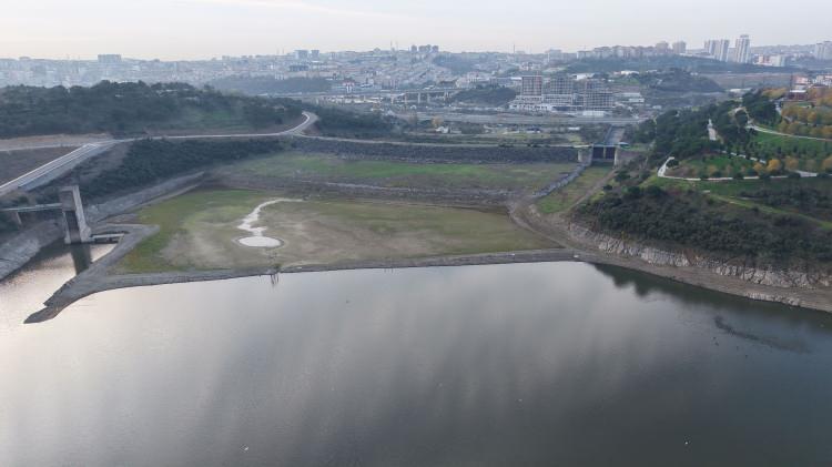 <p>Doluluk oranı yüzde 12,5 olarak ölçülen baraj gölü havzasında, su seviyesi baraj kapaklarının yüzlerce metre gerisinde kaldı. </p>
