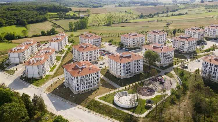 <p>RiZE: 2 bin 42 konut Merkez<br />
<br />
Ardeşen, Çayeli, Derepazarı, Fındıklı, Güneysu, Hemşin, İkizdere, Kalkandere ve Pazar'da yapılacak</p>
