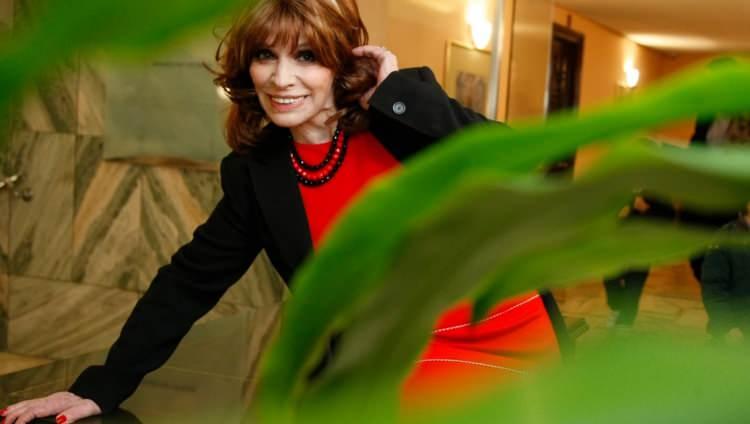 <p><span style="color:#FF0000"><strong>"ANNESİNİ HUZUREVİNDE YALNIZ BIRAKTI</strong></span></p>

<p><strong>Portekiz, Fransa ve İtalya'da geniş bir hayran kitlesi olan  86 yaşındaki ünlü sanatçının cenazesinin Ávila'da son derece gizli ve sessiz bir şekilde defnedilmesi ise tartışmaları beraberinde getirdi. </strong></p>
