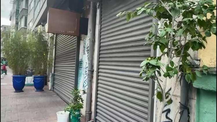 <p>Genç kadın bir süre sonra nefes alamama ve dilinde uyuşma şikayetleriyle hastaneye kaldırıldı.</p>
