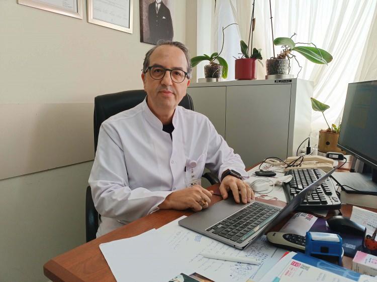 <p>Gribal enfeksiyonlar açısından influenzada ciddi bir yükseliş olduğunu ifade eden Prof. Dr. Şener, <strong>"İnfluenza dışında RSV ve rinovirüs de görülüyor. Gribal enfeksiyon geçirdikten sonra bakteriyel enfeksiyonlar, süperenfeksiyon olarak ortaya çıkıyor. Bu süperenfeksiyonlar, bakteriyel olduğunda bazen ağır tablolara neden olabiliyor. </strong></p>
