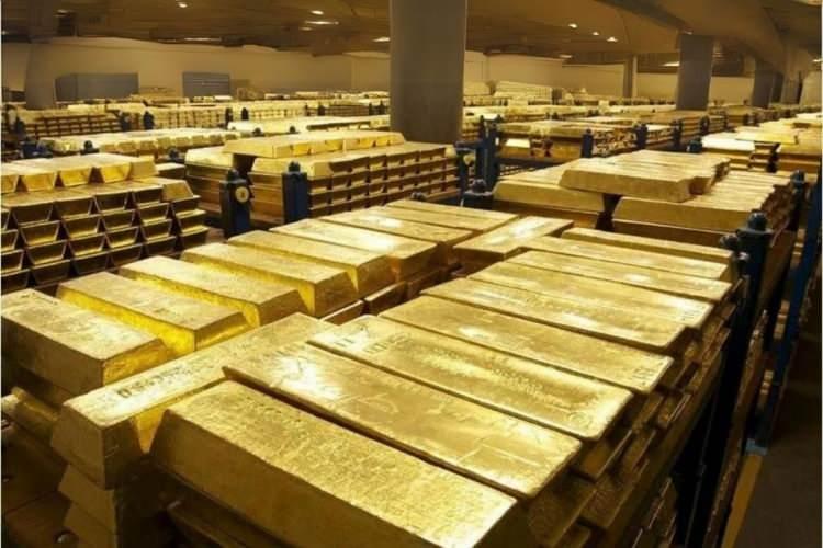 <p>Amerika Birleşik Devletleri Jeoloji Araştırmaları Kurumu (USGS) verilerine göre, dünyadaki işlenmemiş altın madeni rezervleri 10 ülkede yoğunlaşıyor. Sadece 10 ülkedeki altın rezervi dünyadaki hacmin yüzde 85’inden fazlasını temsil ediyor. Henüz yer altında olan bu rezervlerin değeri 7 trilyon doları aşıyor.</p>

<p> </p>
