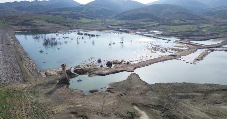 <p><span style="color:#B22222"><strong>20 GÜNLÜK SU KALDI</strong></span></p>
