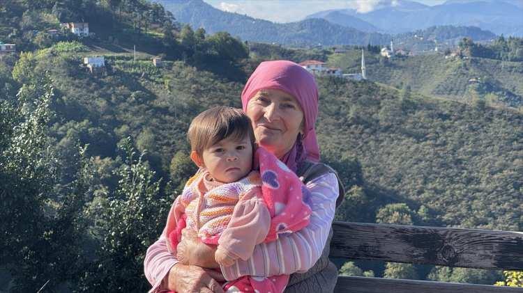 <p>Hanife Sağlam da eşi İdris Sağlam ile hayatın tüm zorluklarını paylaştıklarını söyledi.</p>

<p> </p>

<p>Birbirleriyle uyumlu olduklarını, güzel zamanlar geçirdiklerini belirten 72 yaşındaki Sağlam, <strong>"Eşim evde bana yardımcı oluyor. Benden iyi yemek yapıyor. Yaşamımız iyi. Beni hastaneye alıp gidiyor, kolumdan tutuyor. Hiç bırakmaz beni." </strong>dedi.</p>
