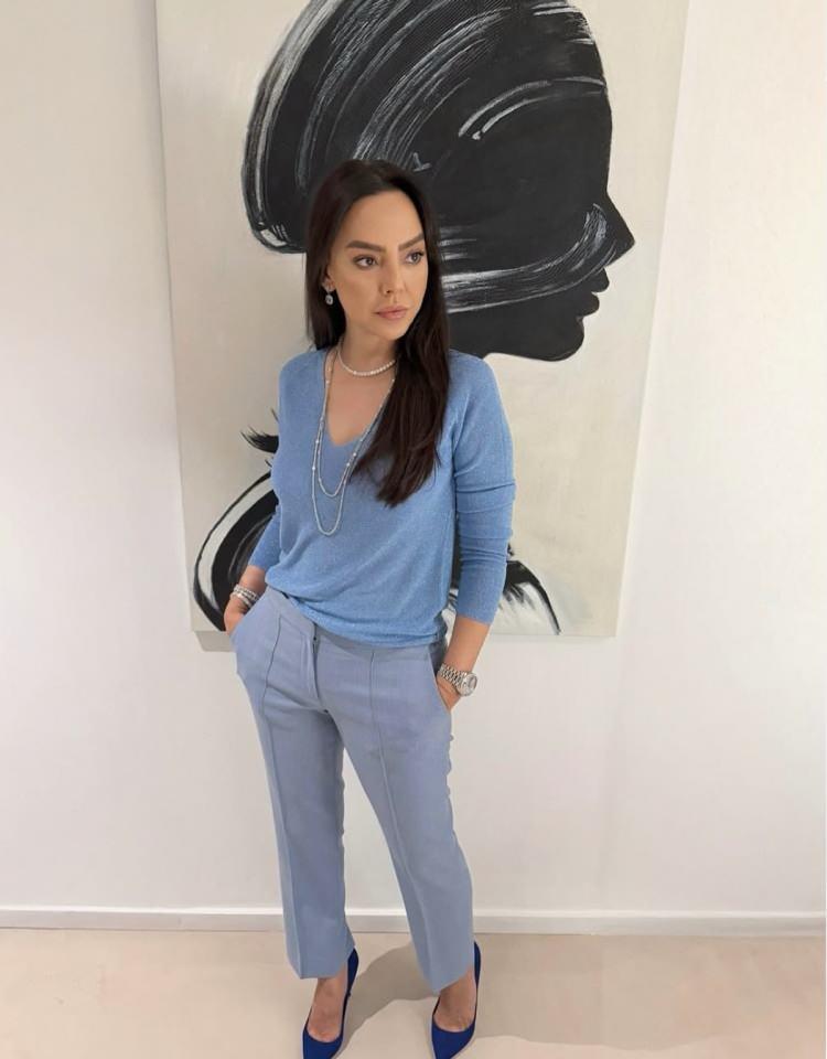 <p><strong>Kısa sürede beğeni ve yorum yağmuruna tutulan pozlarda asıl dikkat çeken detay ise kıyafetler değil 'takılar' oldu. Ünlü şarkıcının sade görünümüne eşlik eden mücevherlerin fiyatı dudak uçuklattı.</strong></p>
