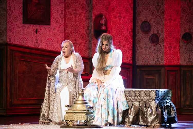 <p>Mine Koşan'ın 7 Kocalı Hürmüz müzikali kadrosundan neden çıkarıldığı henüz bilinmezken <strong>Çağla Şıkel ile yaşadıkları bir olay</strong>, <span style="color:#800080"><em><strong>"Acaba kadrodan çıkarılmasına Çağla mı sebep oldu?" </strong></em></span>sorularını getirdi. Edinilen bilgiye göre, Mine Koşan, sahneye çıkmakta geciktiği için <strong>Şıkel tarafından şikayet edilmiş</strong>.</p>
