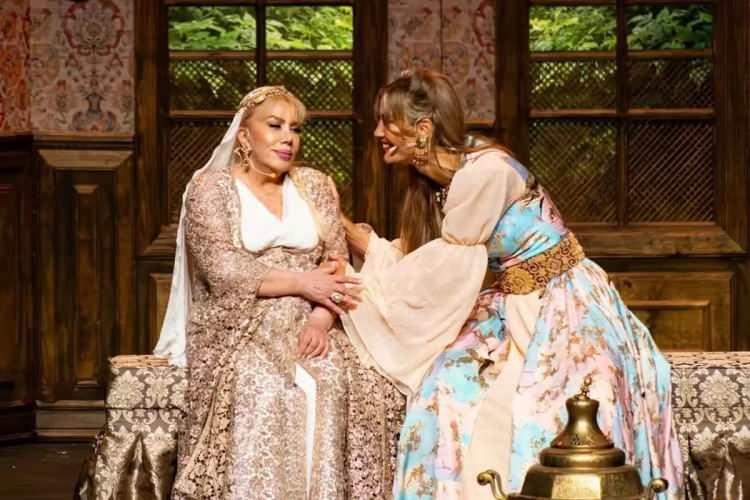 <p>Haberler sonrası Mine Koşan'ın hem kardeşi hem de menajeri olan <strong>Ayda Koşan'</strong>dan açıklama gecikmedi. Koşan açıklamasında; <span style="color:#800080"><em><strong>"Olaylar sırası Müjdat Gezen'i aradık, telefonu açmadı. Ablam 'Bana açıklama borçlusun' diye mesaj yolladı. Bunun üzerine Müjdat Gezen bizi aradı ve şunları söyledi: 'Evet, gerçekten şık olmadı. Ben söyledim ama ekibin kararı'"</strong></em></span> dedi.</p>
