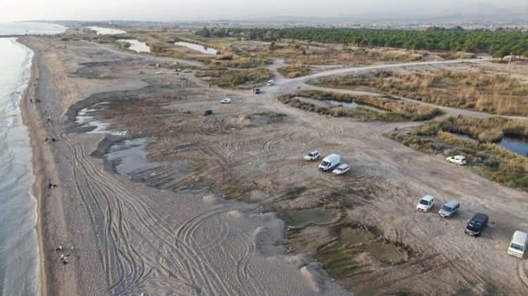 <p><span style="color:rgb(51, 51, 51)">Operasyonda 3 kişi gözaltına alınırken, 2 şüphelinin yakalanması için çalışmaların sürdüğü belirtildi. Soruşturma kapsamında Ulualan mevkiinde kum hırsızlığında kullanıldığı değerlendirilen 5 kamyon ve 3 kepçe otoparka çekildi.</span></p>
