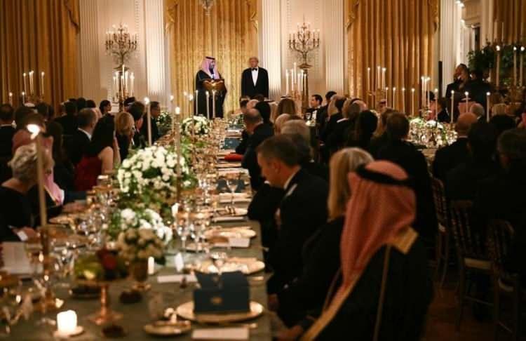 <p>ABD Başkanı Trump, Suudi Arabistan Veliaht Prensi Muhammed bin Selman onuruna Beyaz Saray'da verdiği akşam yemeğinde s&uuml;rpriz isimler de vardı.&nbsp;</p>

<p>&nbsp;</p>
