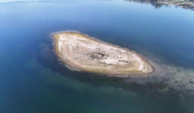 <p>Kotun 28,75 seviyesine gerilemesinin ardından Kartepe kıyılarına yaklaşık 300 metre mesafedeki tarihi yapıda kesme taşlar ve mermerlerin olduğu görüldü.</p>

<p> </p>
