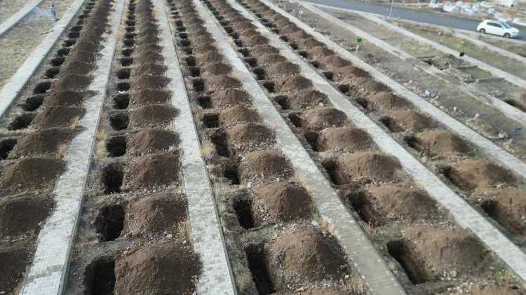 <p>Hava sıcaklığın sıfırın altına düştüğü kentte, Mezarlıklar Şube Müdürlüğü ekipleri, toprak donmadan mezar kazma işlemlerini bitirdi.</p>
