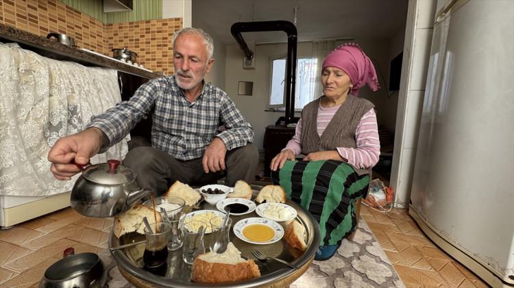 <p>Ev işlerini üstlenerek eşine destek olduğunu dile getiren Sağlam, <strong>"Hanım rahatsız. Ben erken kalkarım, ona 'Sen yat, çayı ben demliyorum' derim. Sofrayı hazırlıyorum ondan sonra 'kalk' diyorum. Bazen bulaşıkları o, bazen ben yıkıyorum. İdare edip gidiyoruz."</strong> ifadesini kullandı.</p>
