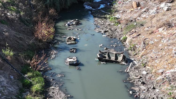 <p>Bazı kişilerin hayvansal ve diğer atıkları dere içine atması ise bölgeyi çöplük haline getiriyor.</p>
