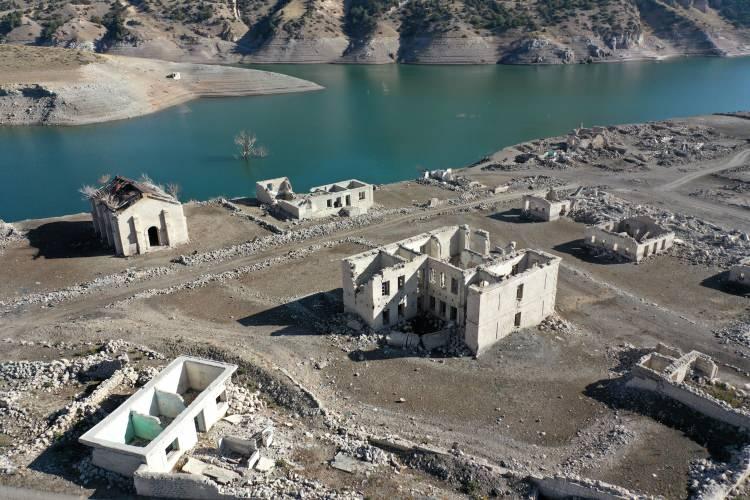 <p><span style="color:rgb(67, 67, 67)">İlçeye 28 kilometre uzaklıkta Devlet Su İşleri (DSİ) tarafından yapılan Karakurt HES Barajı'nın tamamlanıp 8 Şubat 2020'de su tutulmaya başlamasının ardından köy, tamamen su altında kaldı.</span></p>
