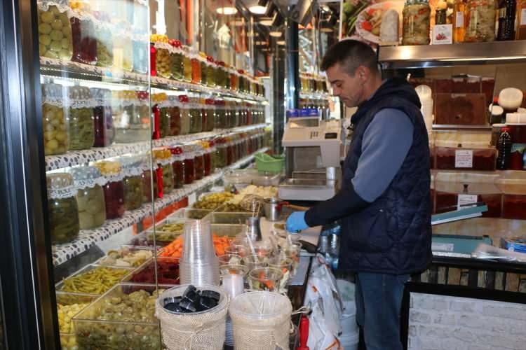 <p>Uzun yıllar dükkanı beraber çalıştıran çift, zamanla yaşadıkları sorunlar nedeniyle boşanmaya karar verdi. </p>
