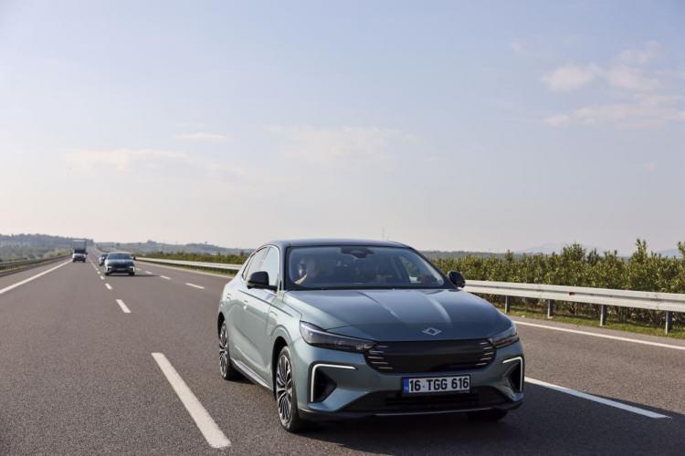 <p>Dijital Kokpit - 12,3 inç gösterge, 29 inç bilgi-eğlence, 8 inç kumanda ekranı (toplam 41,3 inç uçtan uca ekran), </p>
